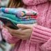 Mujer intentando comprar ropa de invierno online.