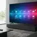 Televisor inteligente mostrando una notificación de actualización de firmware con una interfaz futurista en una sala moderna.