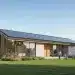 Casa moderna con paneles solares, simbolizando ahorro de energía y mejoras en el hogar.
