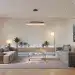 Diseño de sala de estar con iluminación eficiente y moderna, combinando luz natural y artificial.