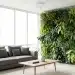 Jardín vertical exuberante en una sala moderna, lleno de plantas verdes, creando un ambiente fresco y natural.