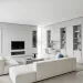 Sala moderna con soluciones de almacenamiento inteligente integradas, que muestran un espacio ordenado y funcional.