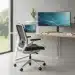 Oficina doméstica moderna y productiva con silla ergonómica y luz natural para 2026.