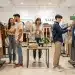 Jóvenes comprando ropa de moda accesible y sostenible en una tienda moderna de Estados Unidos, destacando las tendencias de 2026 y el ahorro inteligente.