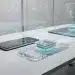 Dispositivos electrónicos modernos alimentados por baterías de estado sólido, con un diseño elegante y energía eficiente.