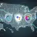 Iconos de asistentes de voz con escudos de seguridad y datos, mapa de Estados Unidos, representando la Comparativa Asistentes Voz 2026.